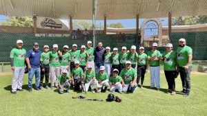 ENTREGA ALCALDE UNIFORMES A EQUIPO INFANTIL.