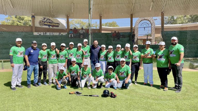 ENTREGA ALCALDE UNIFORMES A EQUIPO INFANTIL.
