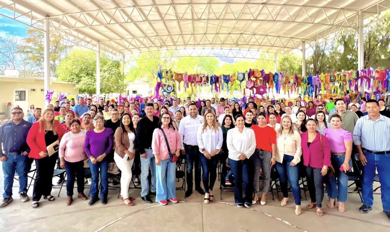 ENTREGA DE COLORIDAS PIÑATAS