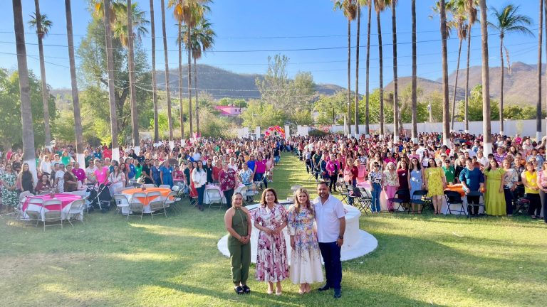 ENTRE MÚSICA Y SONRISAS, CELEBRAN A LAS REINAS DEL HOGAR