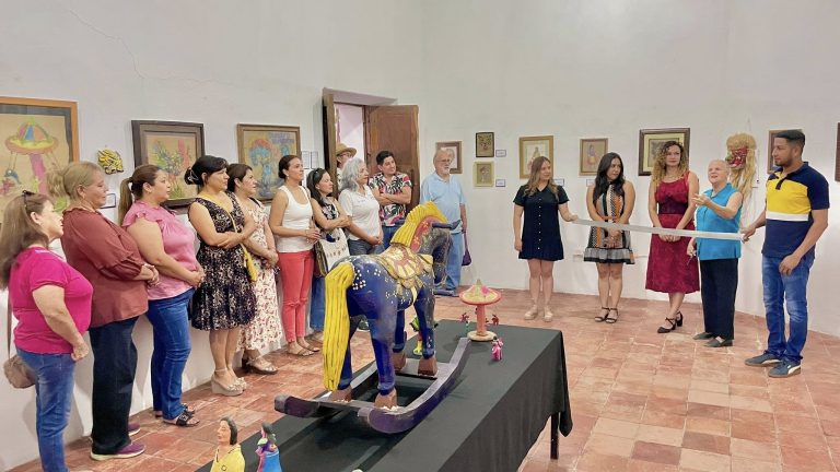 INAUGURACIÓN DE DIVERTIDA Y COLORIDA EXPOSICIÓN