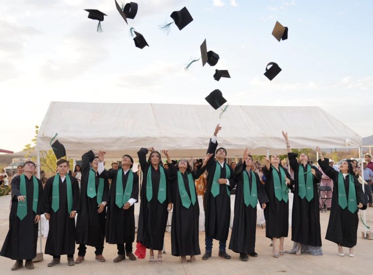 FESTEJAN A LOS FUTUROS PROFESIONISTAS DEL MAQUIPO