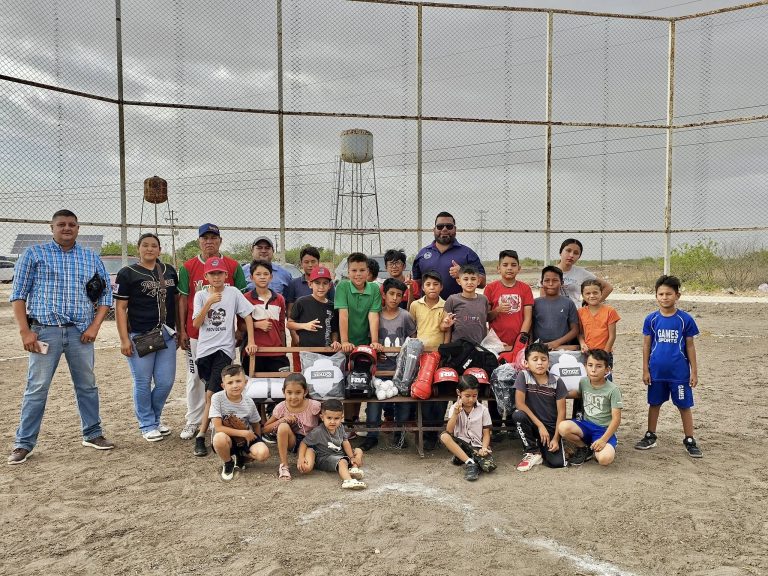 ENTREGA DE MATERIAL DEPORTIVO Y UNIFORMES