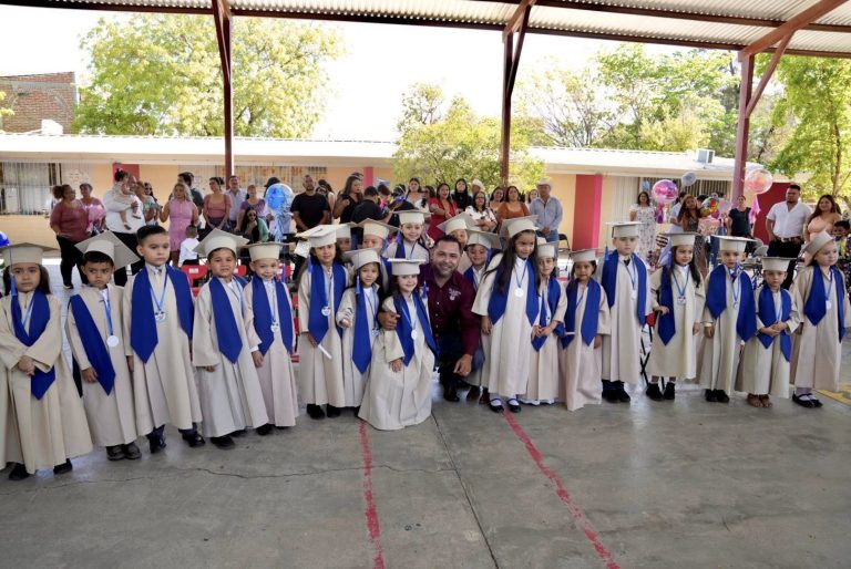 SE DESPIDE GENERACIÓN 24 – 25 DEL PREESCOLAR FERNANDO MONTES DE OCA