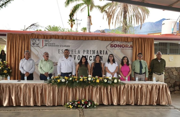 CELEBRAN GRADUACIÓN EN LA ESCUELA REVOLUCIÓN