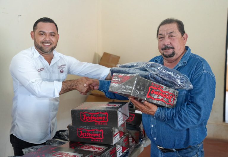 ENTREGA UNIFORMES Y BECAS
