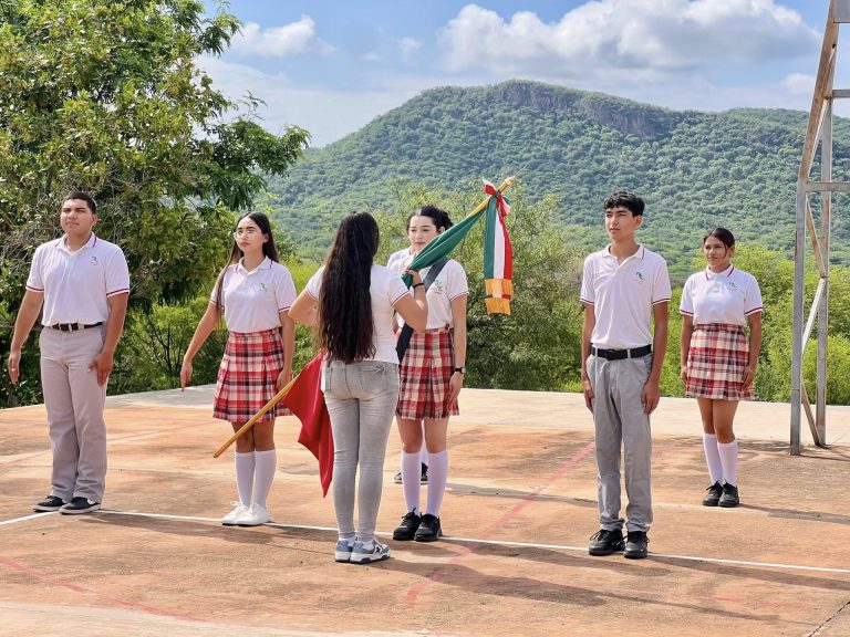 HONORES A LA BANDERA EN EL CECYTE DE EL MAQUIPO