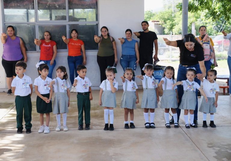 HONORES A LA BANDERA EN EL JARDÍN DE NIÑOS ALFONSO ORTIZ TIRADO