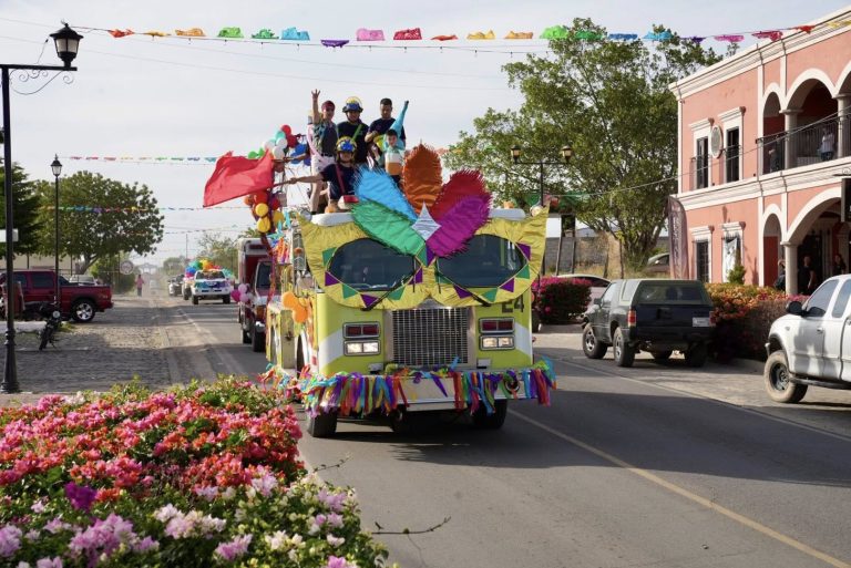 COLORES, ANTIFACES Y PLUMAS EN EL DESFILE DEL CARNAVAL 2026🎭🌈🎶